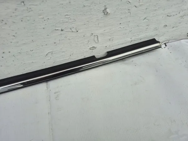 Suzuki S-Cross 2015 Garniture de fenêtre avant droite OEM 83811-61MA1 image 4