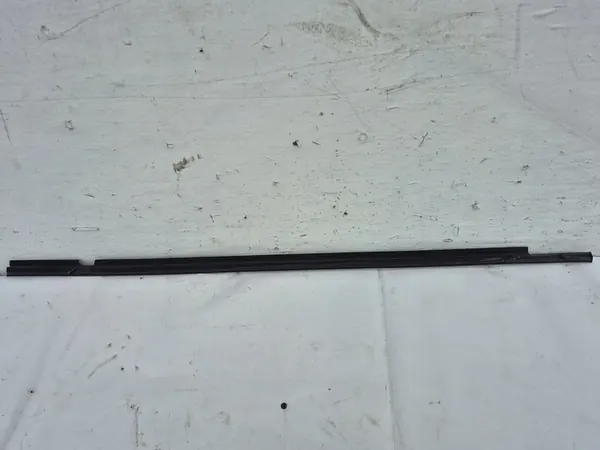 Suzuki S-Cross 2015 Garniture de fenêtre avant droite OEM 83811-61MA1 image 6