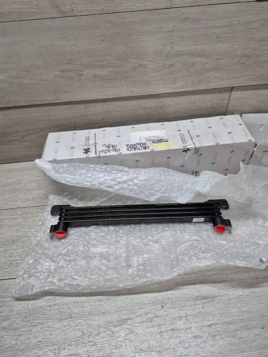 Ferrari Oliekoeler OEM 310424 - Gebruikt image 2
