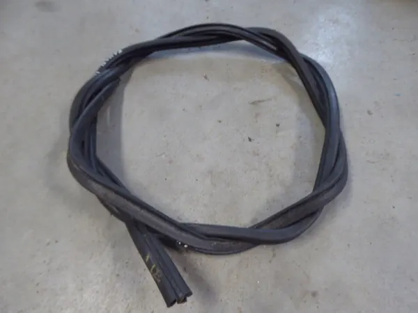 Joint OEM 1H0827705A pour hayon Golf III HB 92-97 image 3