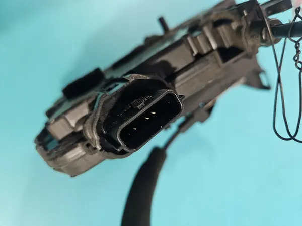 Höger Baklås 825002104R Renault Clio IV 12-20 4PIN image 5