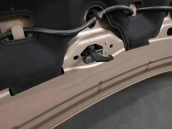Volvo V40 II Cross Country Moottorikansi OEM 708-46 image 9