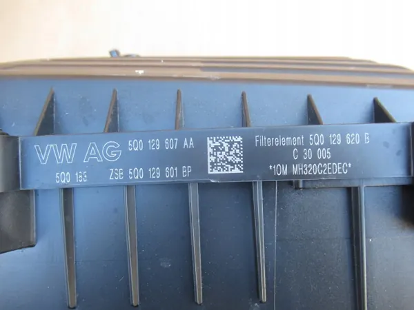 Audi Q3 83A Ilmansuodinkotelo OEM 5Q0129607AA image 10