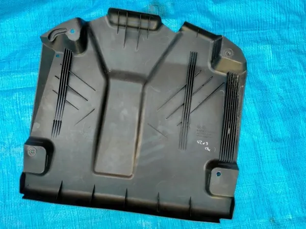 Mercedes W213 Underskydd OEM A2136930100 - Begagnad image 3