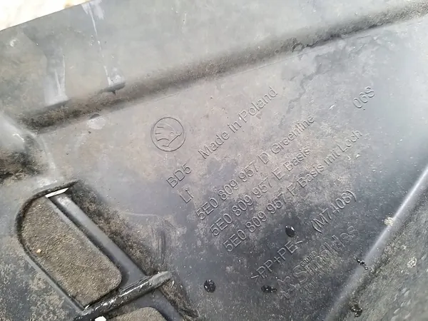 SKODA OCTAVIA III Etuvasen Lokasuoja 5E0809957D image 3