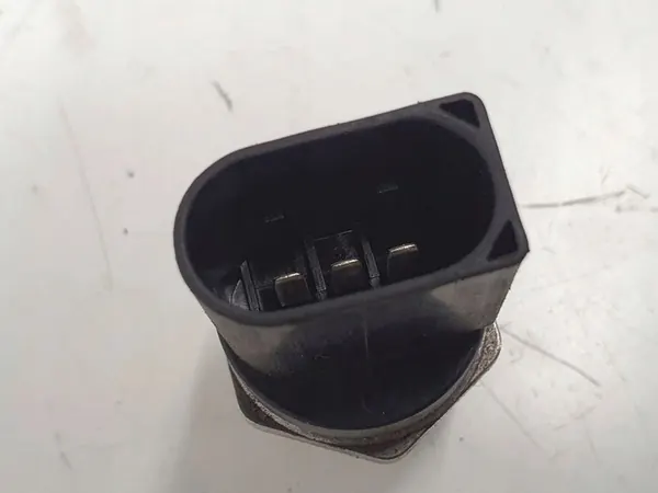 Sensor de pressão de combustível VW Porsche 06H906051J image 2