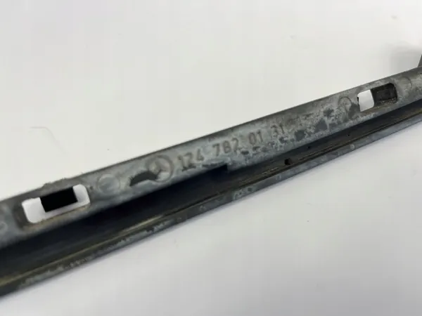 Guide de toit ouvrant gauche OEM 1247820131 Mercedes image 6