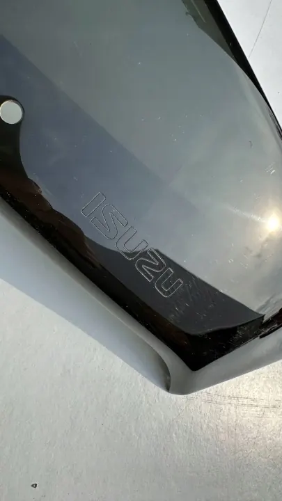 Isuzu D-Max Etukonepelti hila OEM 586761435 image 4