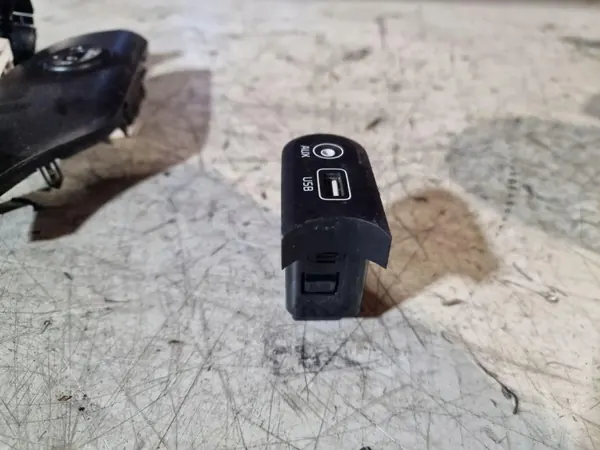 USB-port OEM 96120A2200 för Kia Cee'd JD 1.6L Diesel image 2