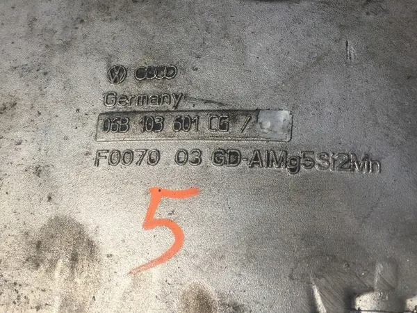 AUDI A4 B7 A6 C6 2.0 TFSI Oljetank 06B103601CG image 2