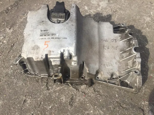 AUDI A4 B7 A6 C6 2.0 TFSI Oljetank 06B103601CG image 3