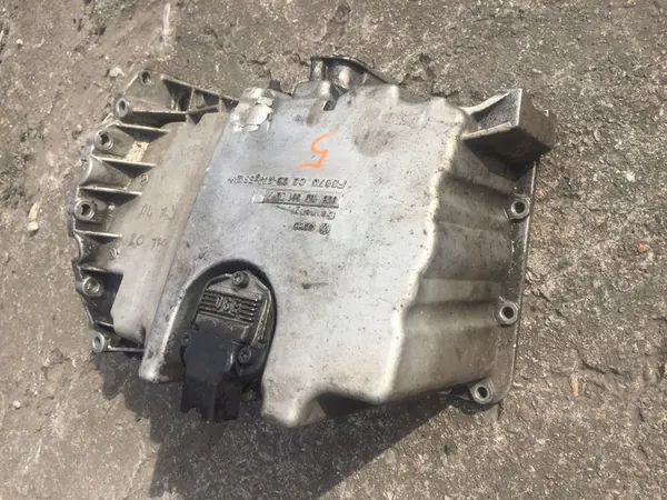 AUDI A4 B7 A6 C6 2.0 TFSI Oljetank 06B103601CG image 4