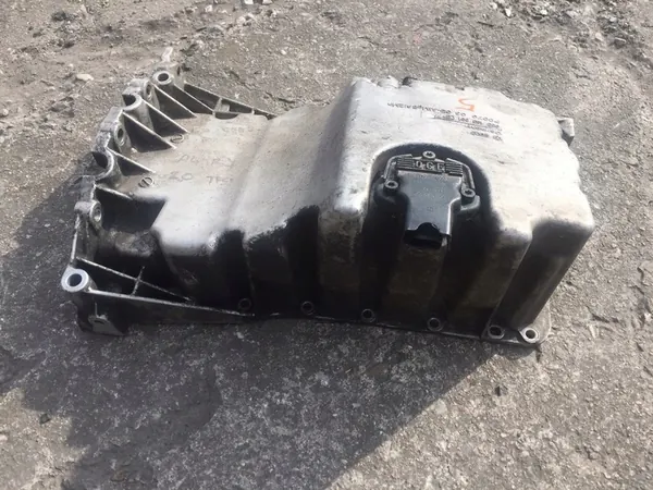 AUDI A4 B7 A6 C6 2.0 TFSI Oljetank 06B103601CG image 5