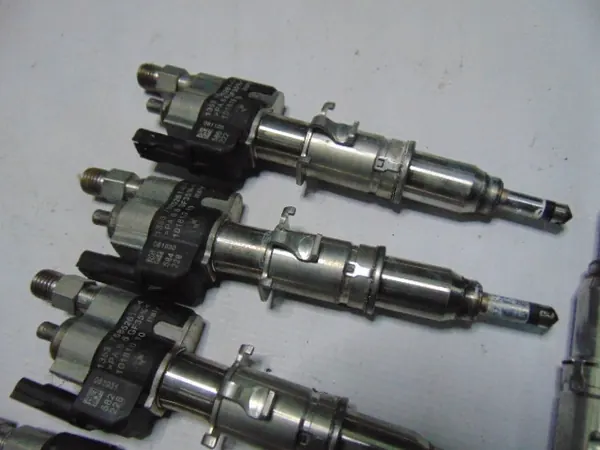 BMW E90 E70 F10 3.5i 5.0i INYECTOR 8616079 image 2