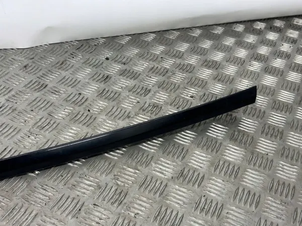 Tesla Model X achterruitlijst rechterkant OEM 103225050B image 4