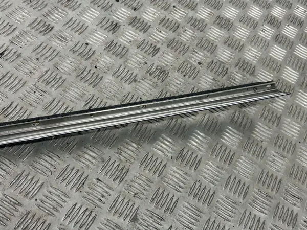 Tesla Model X achterruitlijst rechterkant OEM 103225050B image 5