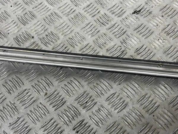 Tesla Model X achterruitlijst rechterkant OEM 103225050B image 6