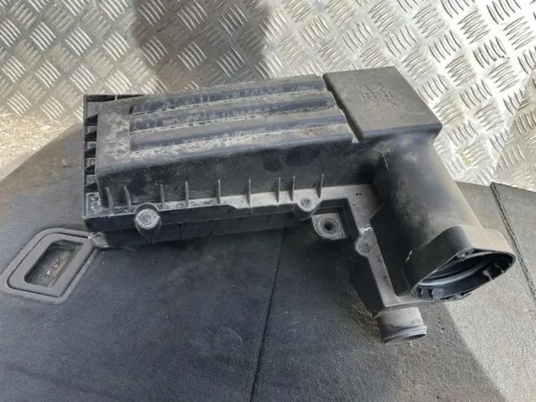 VW Luftfilterhus OEM 3C0129601BL Begagnad image 3
