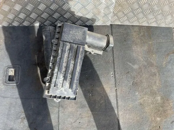 VW Luftfilterhus OEM 3C0129601BL Begagnad image 4