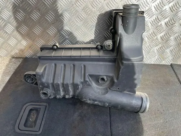 VW Luftfilterhus OEM 3C0129601BL Begagnad image 6