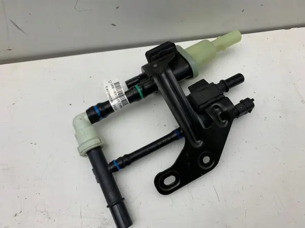 Válvula Presión Combustible Ford OEM LX68-9E817-EB Usada image 3