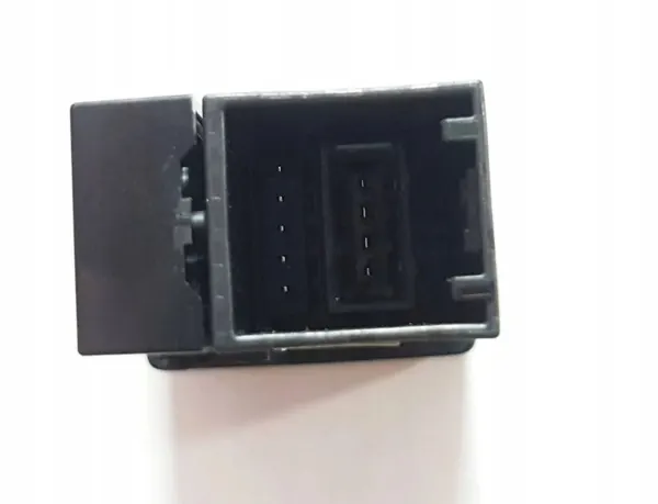 Lexus CT 200H USB-pistorasia OEM 8619076010 - Käytetty image 4