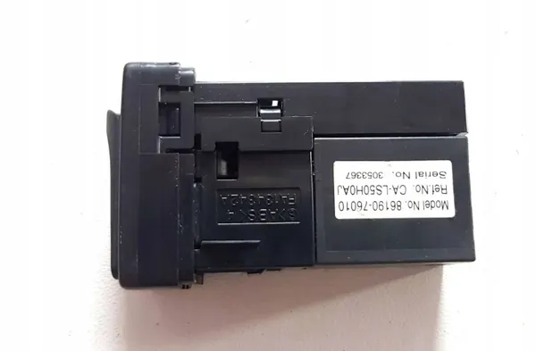 Lexus CT 200H USB-pistorasia OEM 8619076010 - Käytetty image 5