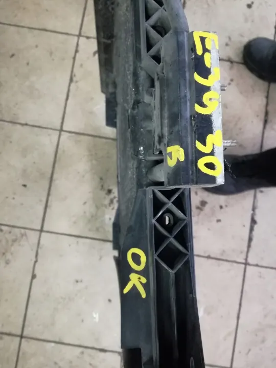 BMW E39 M54 Kühlerrahmen OEM 1712884 image 3