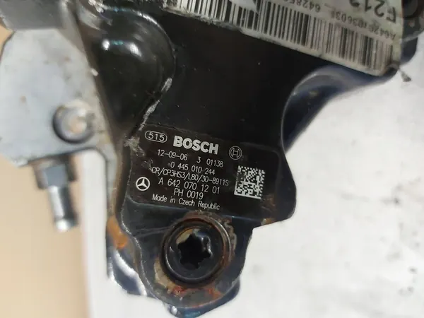 Brandstofpomp Mercedes E-Class W207 W212 OM642 A6420701201 image 4