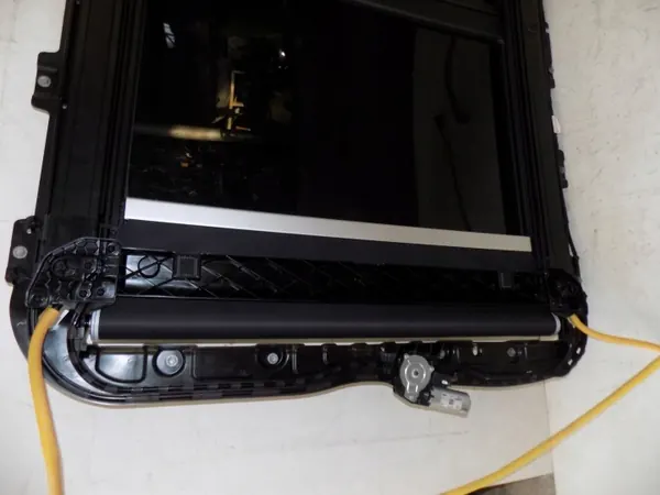 Volvo XC40 Panoramadach Rollo OEM 32131339 image 4