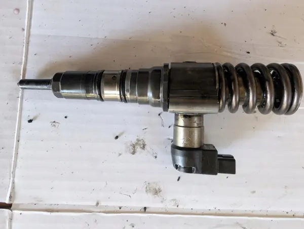 Brandstofpomp OEM 03G130073S voor VW Golf 2.0 TDI image 2