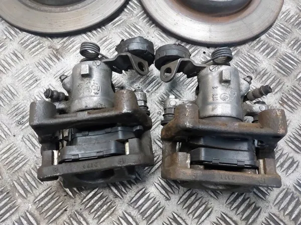 Bromsskivor + Belägg + Bromsok Bak Opel Zafira A OEM image 3