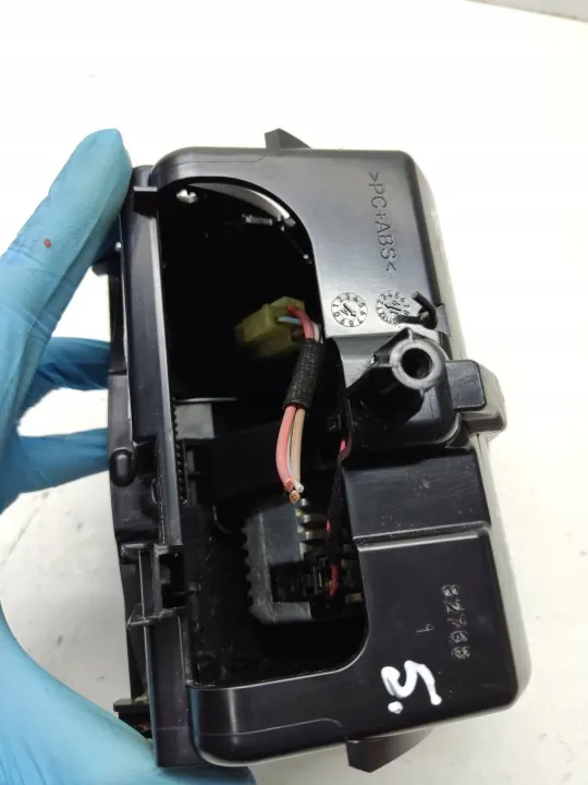Prise USB Arrière Mercedes-Benz OEM A2136806506 image 7