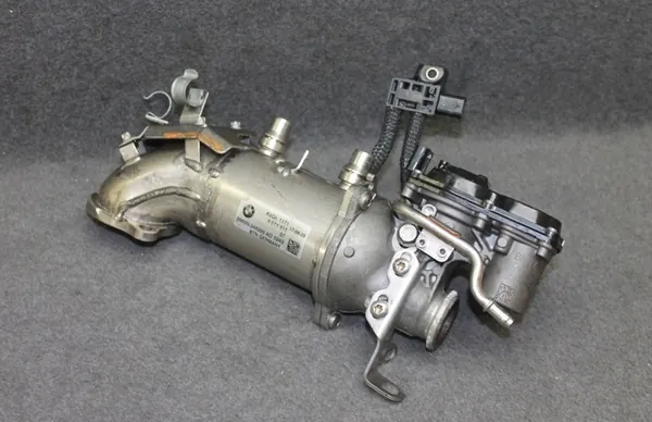 BMW G20 G30 G01 G05 EGR-Jäähdytin Kaasuläpällä - 8574815 image 2