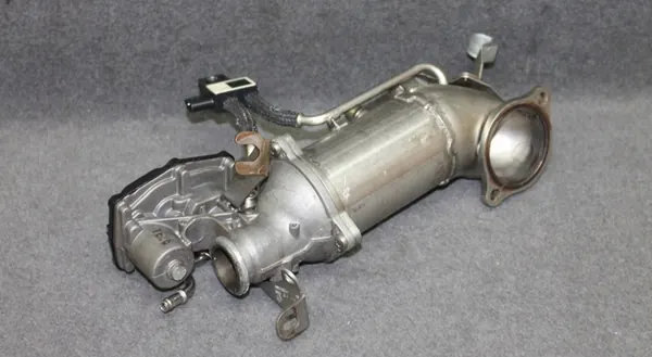 BMW G20 G30 G01 G05 EGR-Jäähdytin Kaasuläpällä - 8574815 image 3