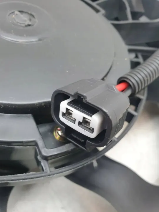 Tesla Model S Tuulettimen kotelo OEM 6007614 Vasen puoli image 6