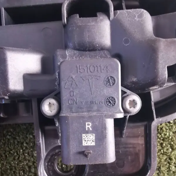 Tesla Model Y Höger Framdörrhandtag OEM 1528115-00-D image 3