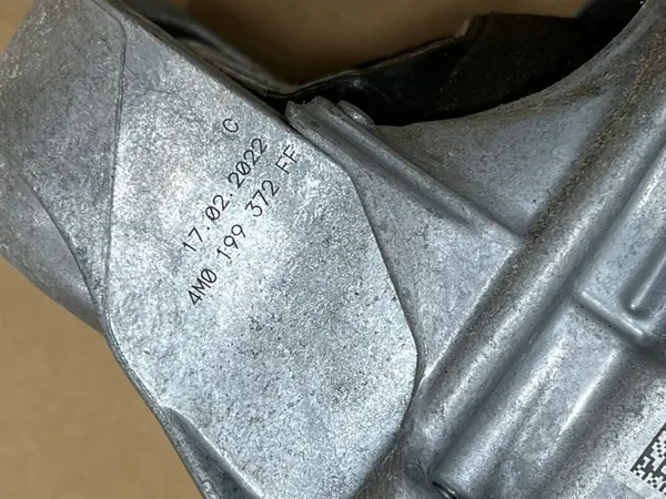 AUDI Q7 Q8 4M Moottorin Kiinnike Oikea 4M0199372FF image 2