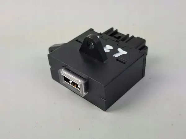 Enchufe USB OEM 00505493820 para Alfa Romeo Stelvio image 2
