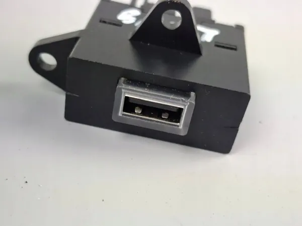 Enchufe USB OEM 00505493820 para Alfa Romeo Stelvio image 5