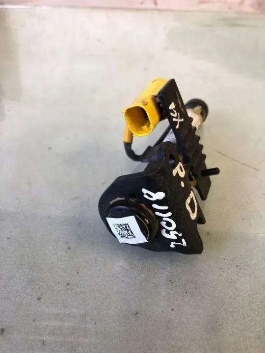 BMW Motorhuve gångjärnskapsel OEM 739749605 - Begagnad image 2
