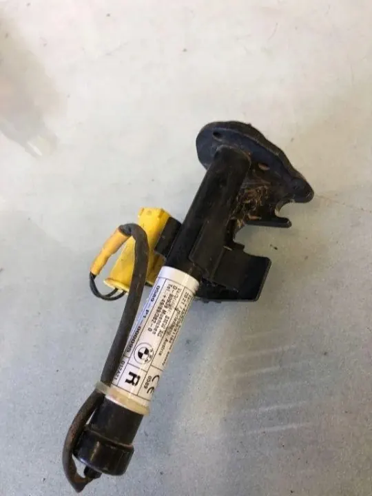 BMW Motorhuve gångjärnskapsel OEM 739749605 - Begagnad image 3