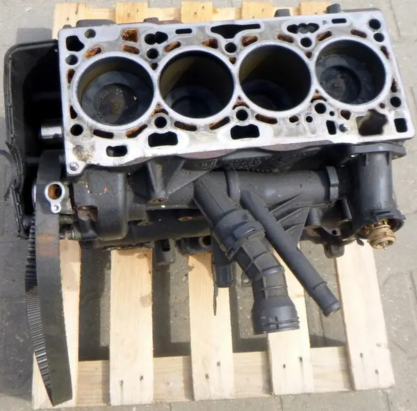 VW Passat B8 2.0 TDI motorblok OEM 03N023A image 2