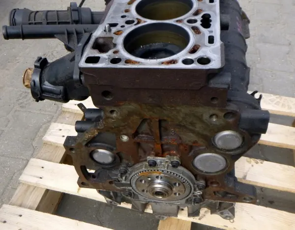 VW Passat B8 2.0 TDI motorblok OEM 03N023A image 4