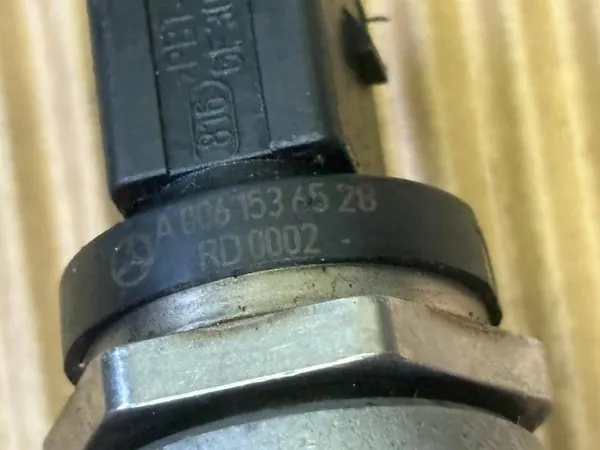 Mercedes CLS 350 CDI W219 Kraftstoffschiene A6420702595 image 2