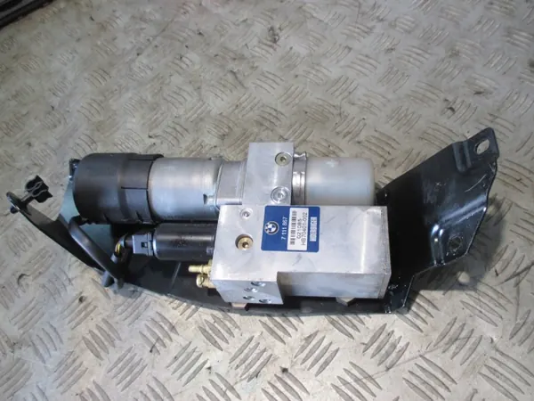 Pompe Hydraulique Hayon BMW E61 OEM 7111867 image 2