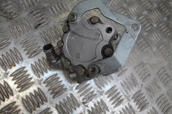 Ohjaustehostimen Pumppu BMW E39 2.5 TDS Käytetty image 3