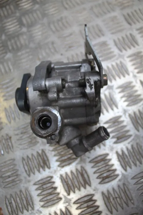 Ohjaustehostimen Pumppu BMW E39 2.5 TDS Käytetty image 4