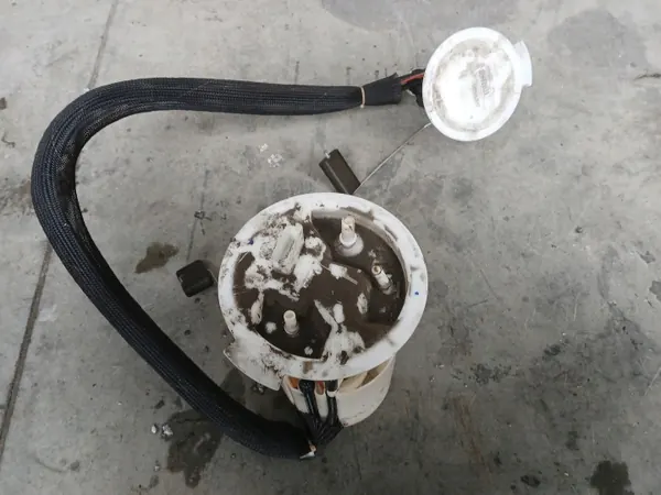 Volvo XC60 Polttoainepumppu OEM 31274669 2.4D image 2