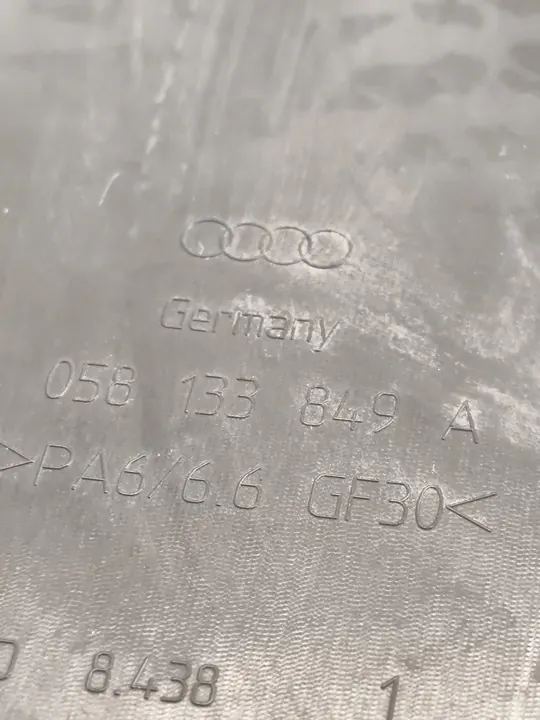 Audi A4 S4 B5 8D 1997 Peças Compartimento Motor OEM 058133849A image 3